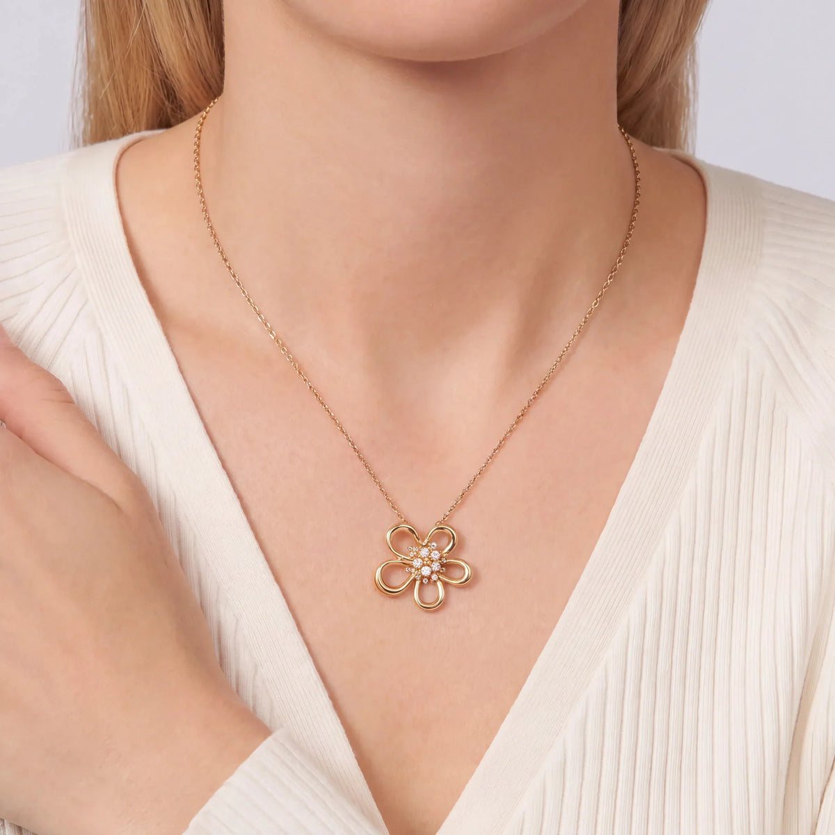Frivole Open Five Petal Pendant Necklace