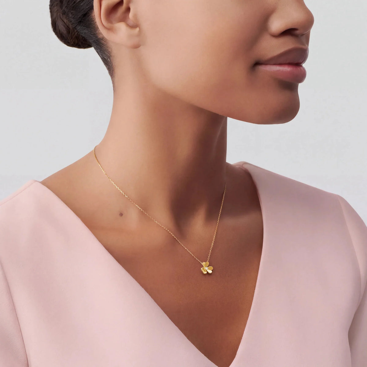Frivole Polished Flower Pendant Necklace