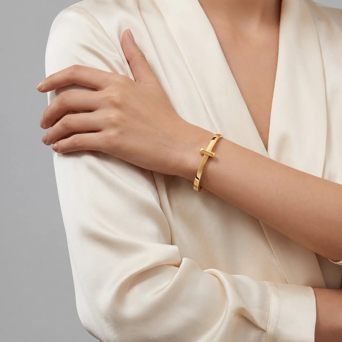 T1 Bar Accent Wide Bangle