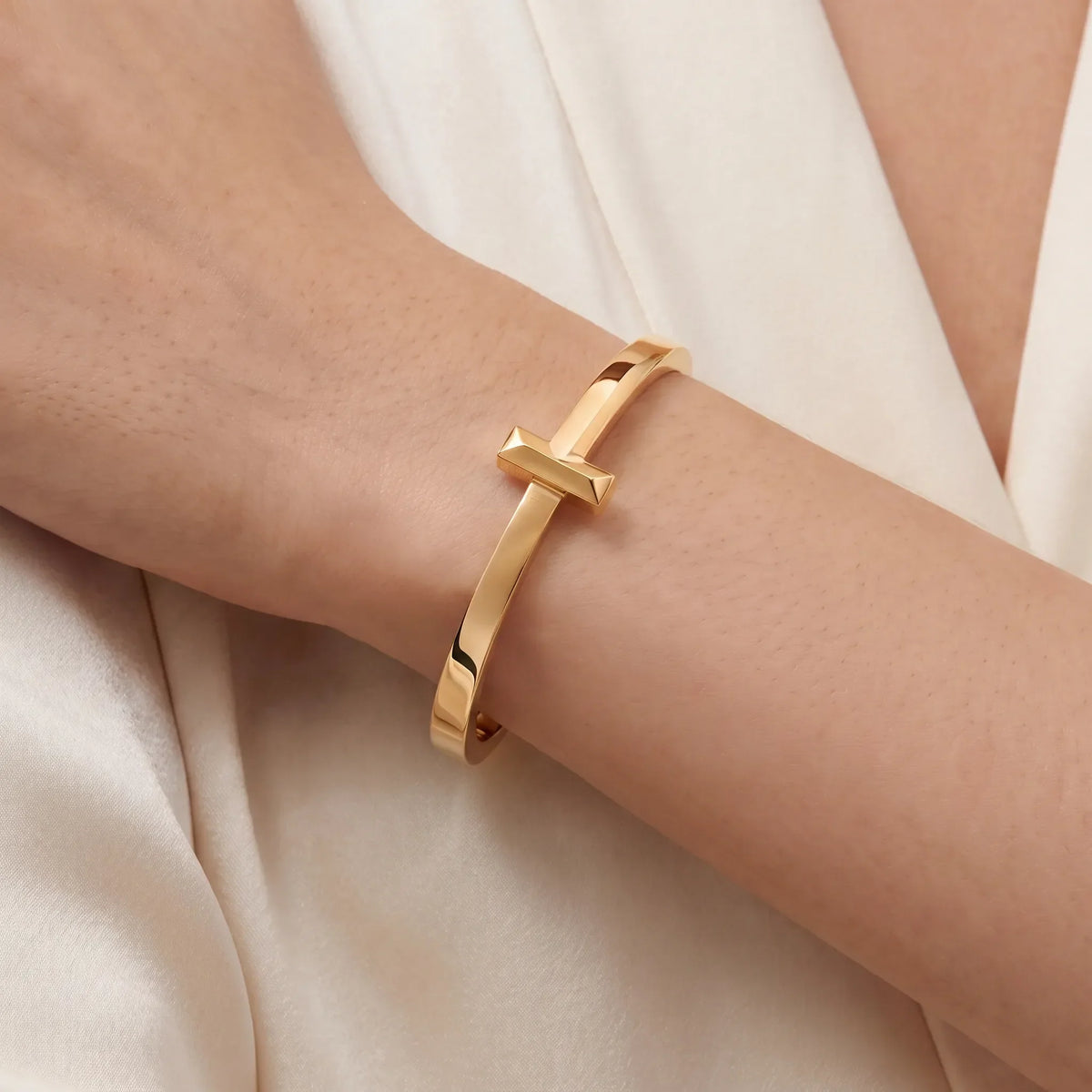 T1 Bar Accent Wide Bangle